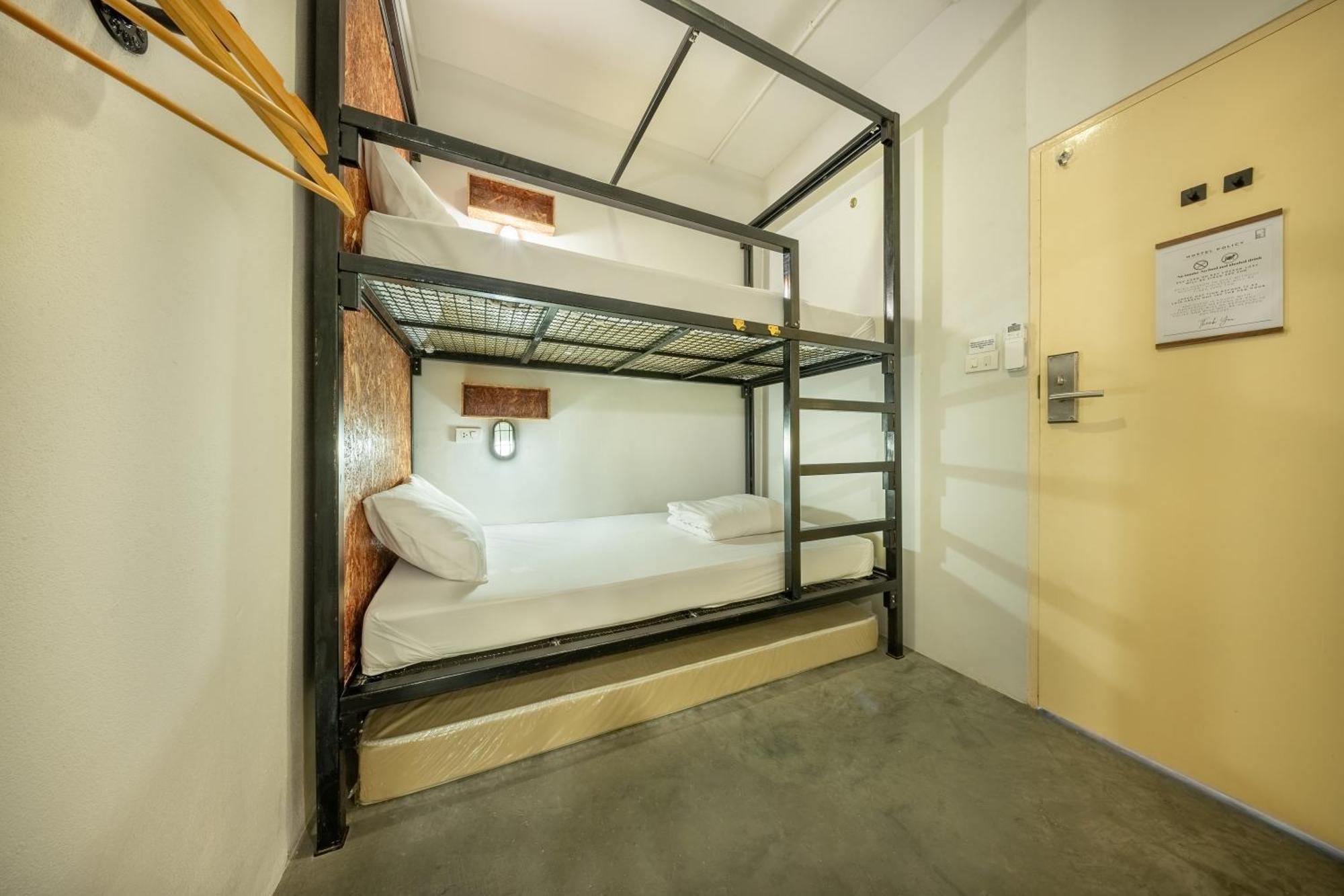 Ralph Bangkok Hostel Buitenkant foto