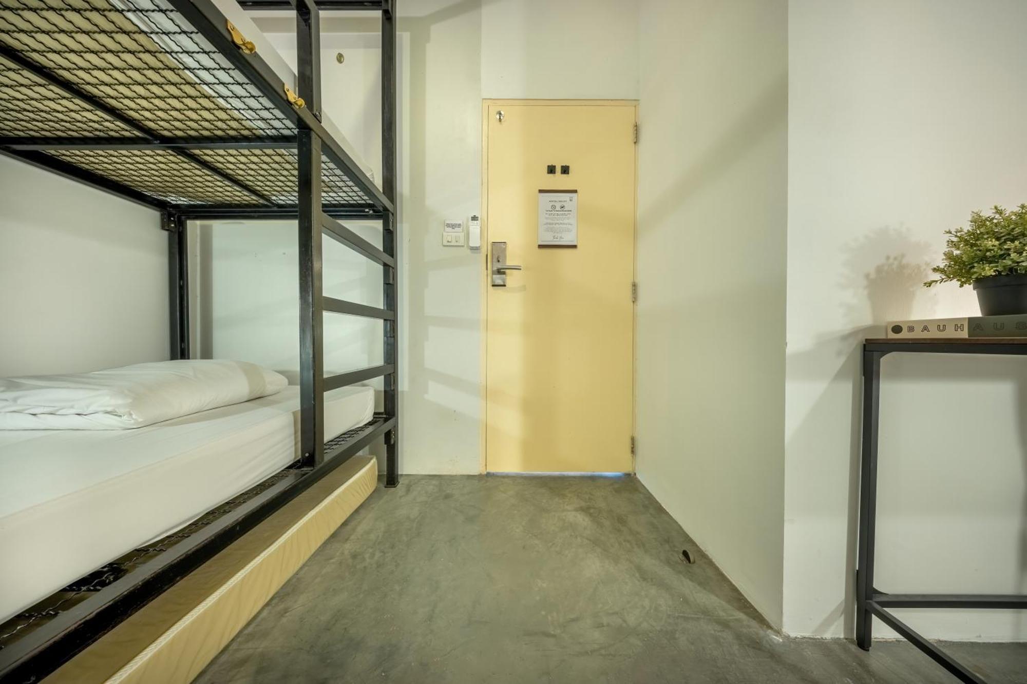 Ralph Bangkok Hostel Buitenkant foto